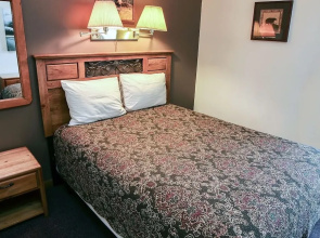 Lazy R Cottages: 7a 2 Bedroom Cabin