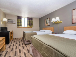 Super 8 by Wyndham Fargo/I-29/West Acres Mall