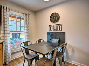 Walk to Main Street Eats: Remodeled Saluda Apt