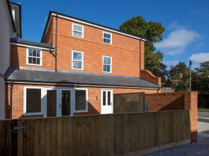 Chic & Luxurious Townhouse - Central Marlow