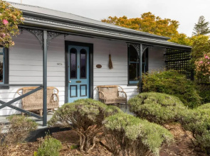 Iona Cottage - Akaroa Holiday Home