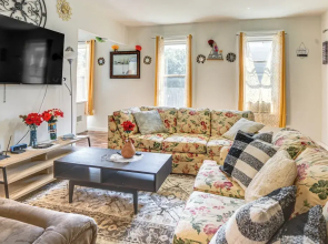 2 Mi to Dtwn Milwaukee: Family Home w/ Yard