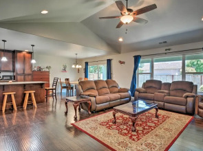 Cozy Home w/ Yard ~ 3 Mi to Downtown Medford!