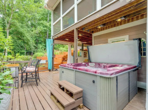 Creekside Hendersonville Haven: Hot Tub & Fire Pit