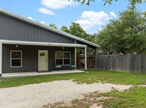 Peaceful Cottage w/ Grill Mins to Lake Travis