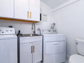 Immaculate 3bdr Private Bungalow, Walk to Beach!