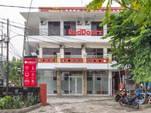 RedDoorz Plus @ Gunungsari Surabaya