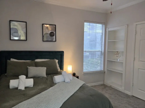 Apartment - Sleeps 5 - Pool - Parking - Gym