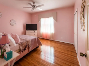 Chic Renovated Oasis: Disney & Universal Nearby 4 Bedroom Home by RedAwning