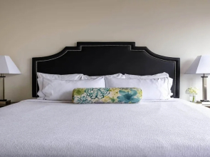 18th FL Stylish CozySuites w/ roof pool, gym #1