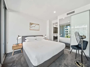 Stylish 1-bed Retreat Steps From Foreshore