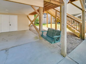 Walk to Ocean: Family Home in Surfside Beach