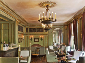 Le Dokhan’s Paris Arc de Triomphe, a Tribute Portfolio Hotel