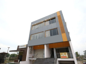 OYO 27743 Hotel Platina