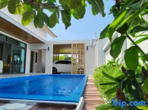 Songmee Pool Villa Nikompattana