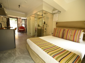 Chic Studio Flat with Patio SARDUNYA