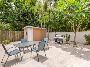 The Pink House near the cruise & airport - By Avi