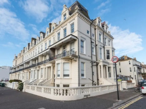 Immaculate 1-bed Apartment on Hove Seafront