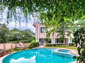 3 Suites for 6 Guests Zambezi Boutique Lodge, ask for our Free 4x4 Town Safari
