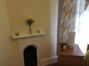 Tynant House- Modern 3 bed house- City centre and FREE parking