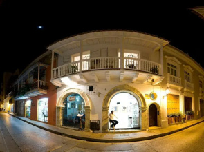 Luxury Large Apartment With Colonial Balcony