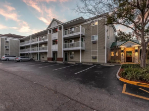 HomeTowne Studios by Red Roof Orlando - Casselberry