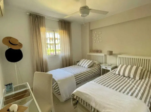 Townhouse - Sleeps 4 - Pool - Playground