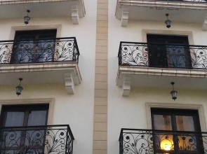 Lakis Court