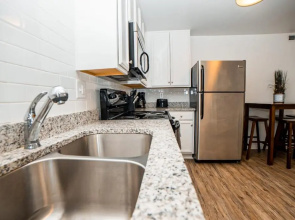 Spacious and stylish 2 BR Near Broadway - 5 Min Drive