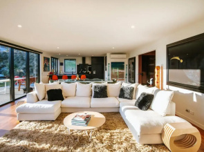 Mt Roy Terrace - Sleeps 8 - Mountain Views - Artwork Collection