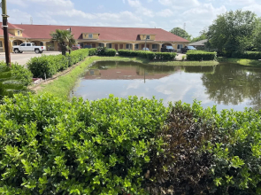 Deluxe Inn & Suites