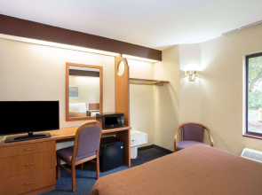 Travelodge by Wyndham Fort Myers Airport