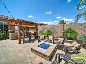 Hot Tub & Putting Green: Home in Surprise