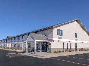 Super 8 by Wyndham Pratt