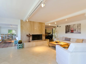 LA128 2 Bedroom Apartment By Senstay