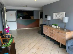 Large Hotel Style Suite (C00)