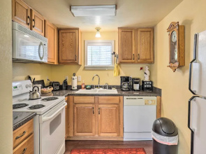Studio in College Station w/ Expansive Deck!