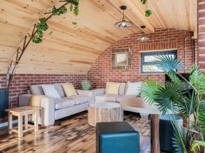 Brick Barn - Luxury Barn by River Avon