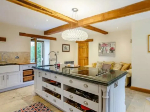 5-bed Retreat, Sleeps 12 in Harrogate With Hot Tub
