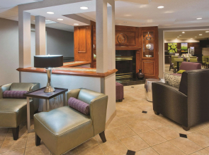 La Quinta Inn & Suites by Wyndham Milwaukee Delafield
