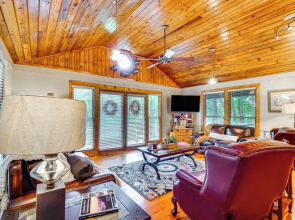 'bear Acres Getaway' Cabin w/ Deck in Townsend!