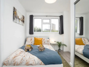 Modern 4 Bed House-free Parking