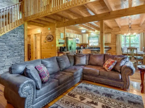 Gatlinburg Getaway - Private Theater Hot Tub