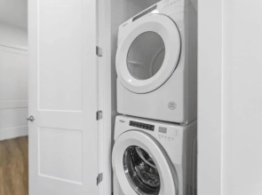 Chic West Downtown Studio w Washer Dryer