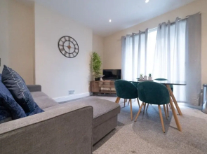 Three Bed Apt Beach View Brighton by Sojo Stay
