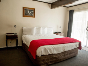 Redwood Lodge Bed & Breakfast
