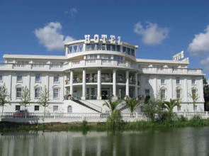 Senator's Park Hotel