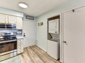 1/2 Mi to Folly Field Beach: Condo w/ 2 Pools