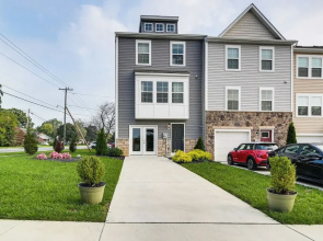 2 Mi to Hollywood Casino: Charles Town Townhome!