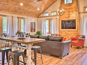 Modern Broken Bow Cabin: Large Deck, BBQ & Pergola